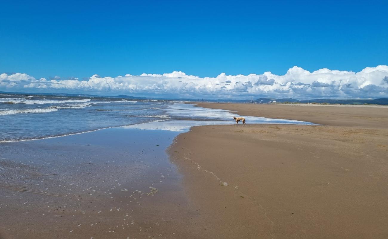 Photo de Plage Sker avec sable gris avec caillou de surface