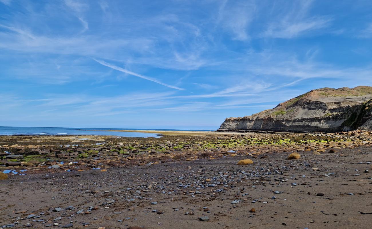 Photo de Plage de Kettleness avec sable gris & rochers de surface