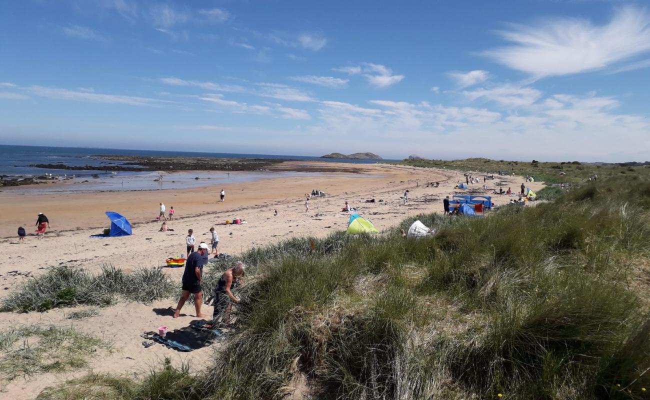 Photo de Plage de Yellowcraig avec sable lumineux de surface