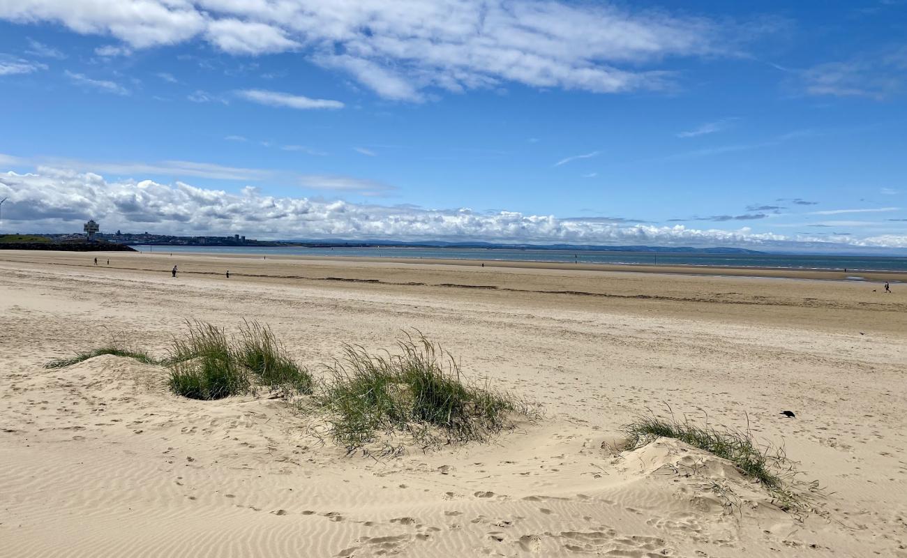 Photo de Plage de Crosby avec sable lumineux de surface