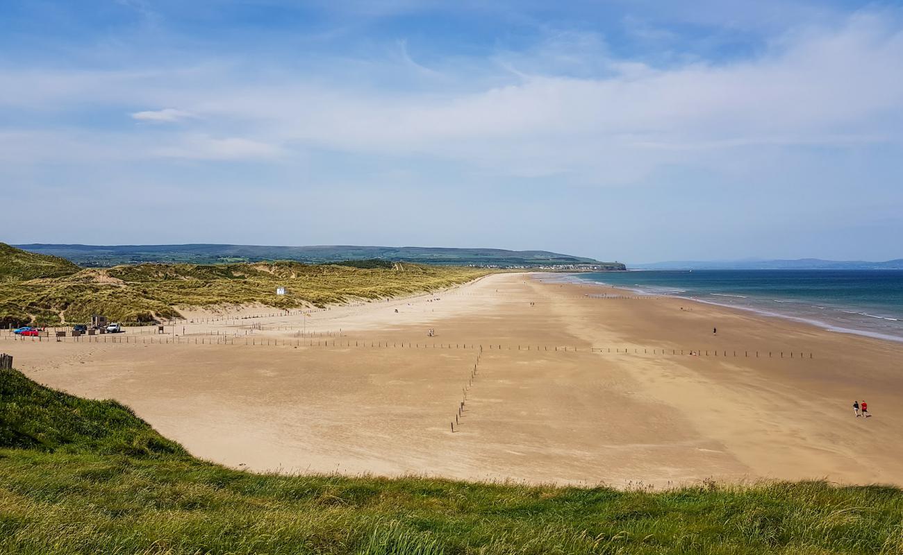 Photo de Plage de Portstewart avec sable fin et lumineux de surface