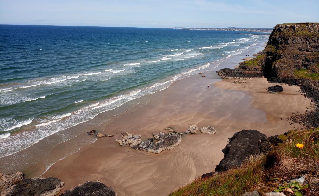 Photo de Plage de Downhill avec sable fin et lumineux de surface