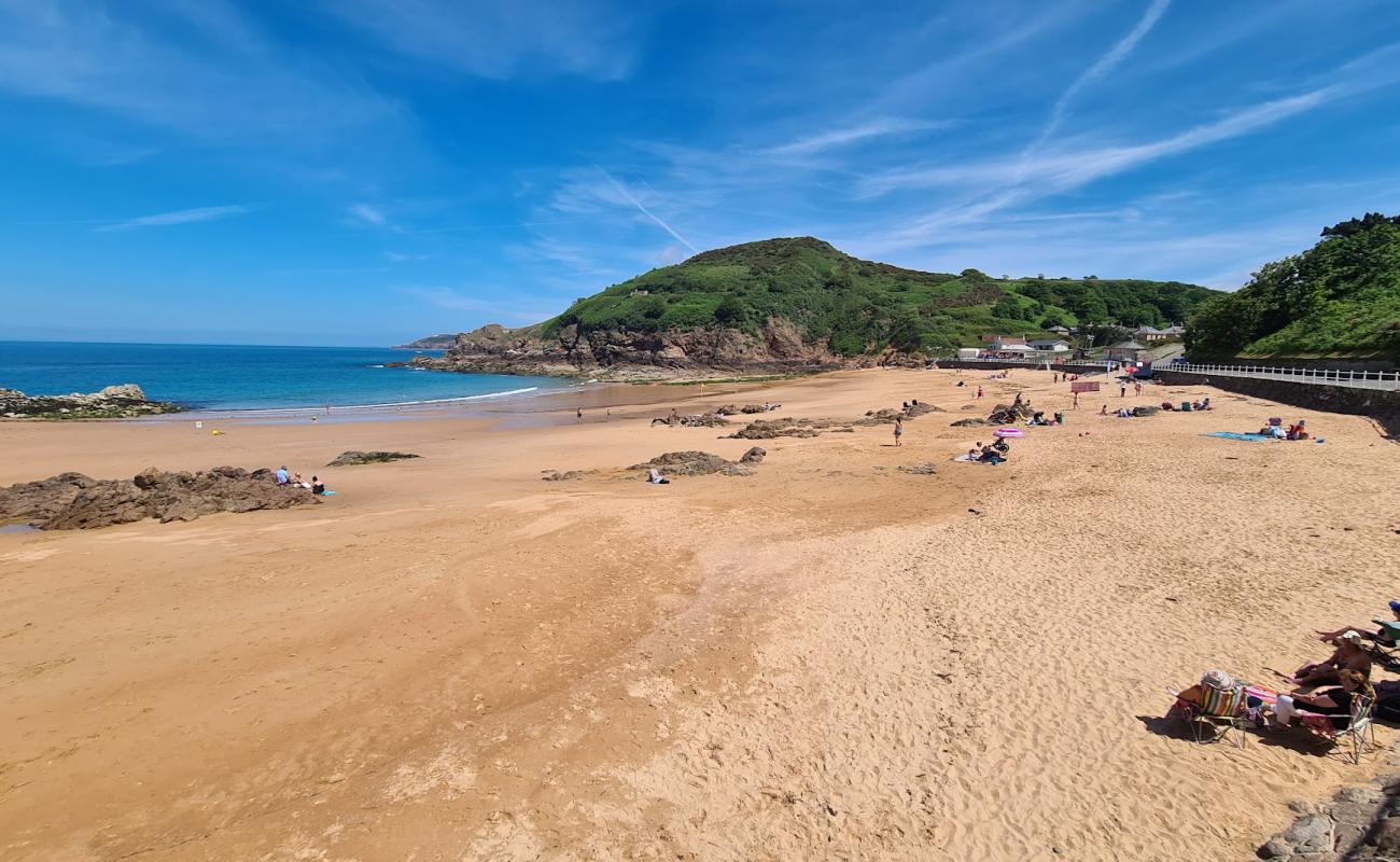 Photo de Greve de Lecq Beach avec sable lumineux de surface