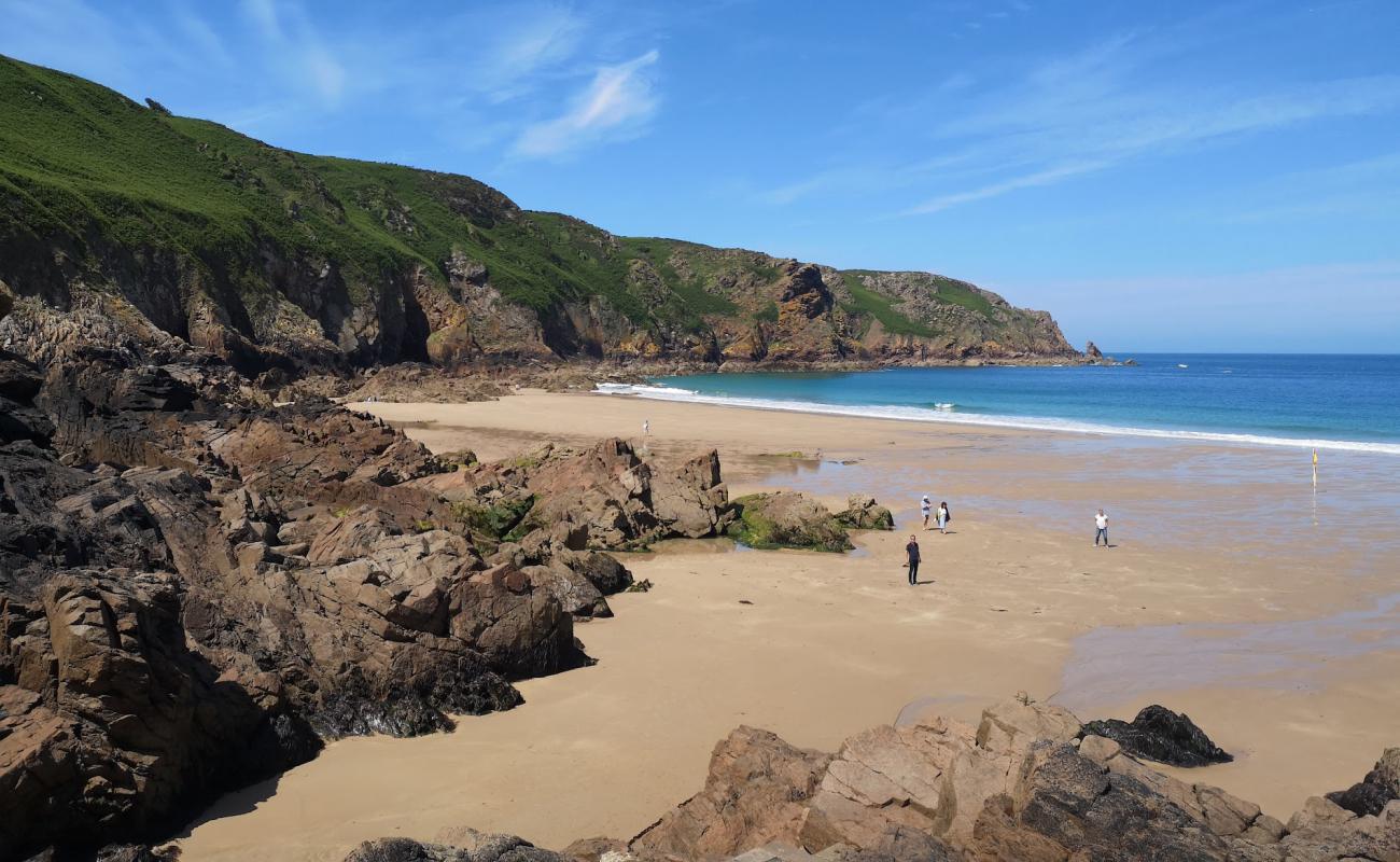 Photo de Plemont Beach avec sable lumineux de surface