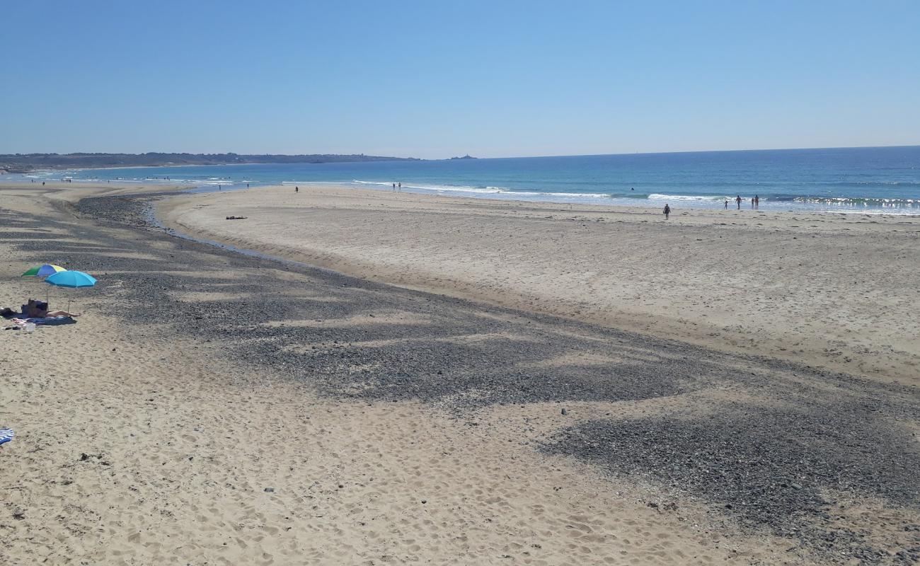 Photo de St Ouens Bay avec sable clair avec caillou de surface