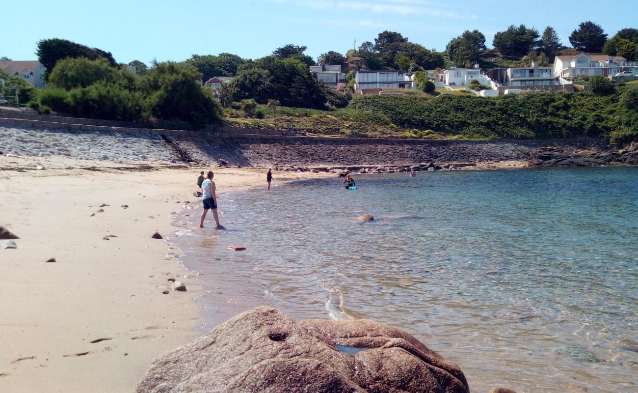 Photo de Petit Port Beach avec sable lumineux de surface