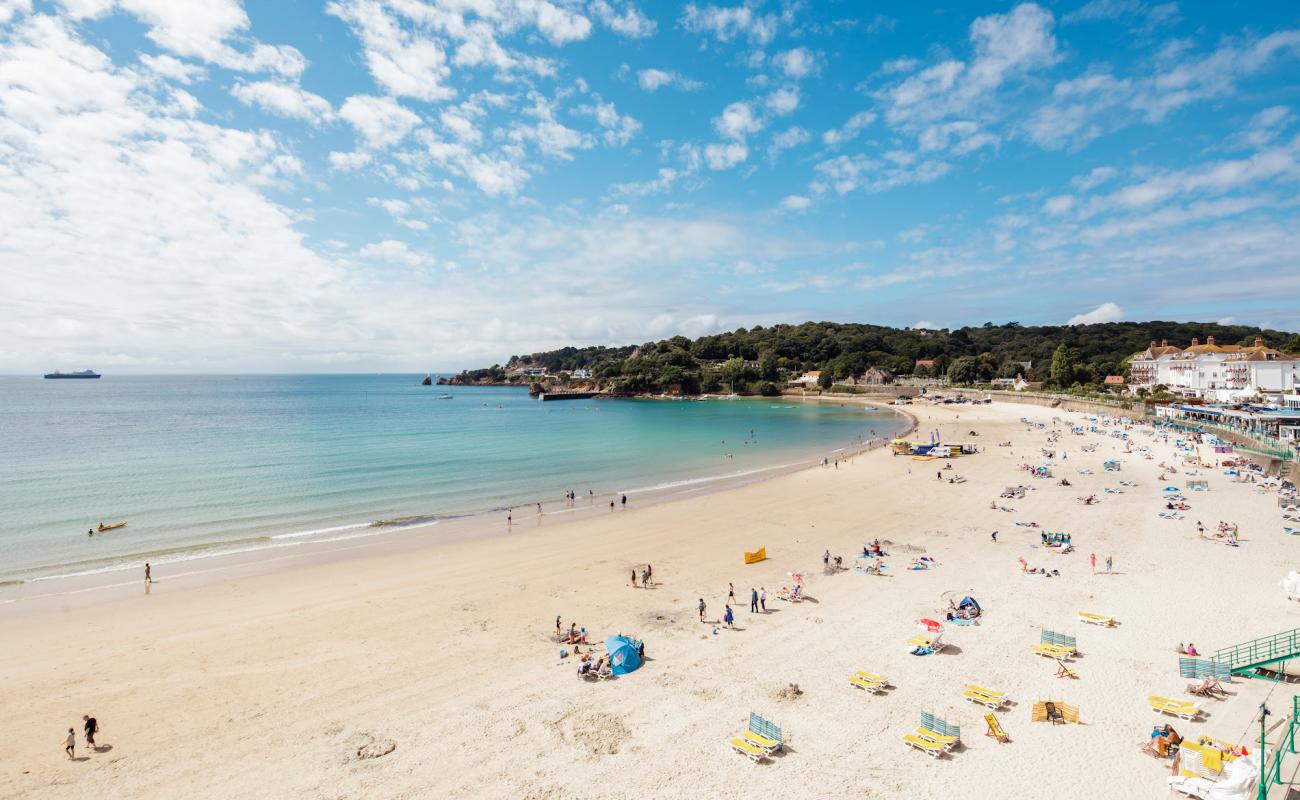 Photo de St Brelade's Bay avec sable lumineux de surface