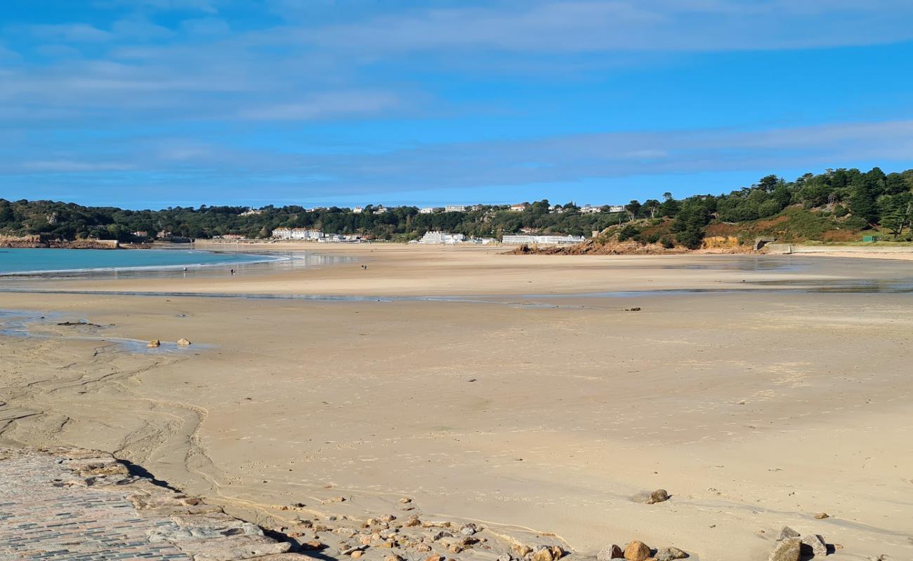 Photo de Ouaisne Beach avec sable beige de surface