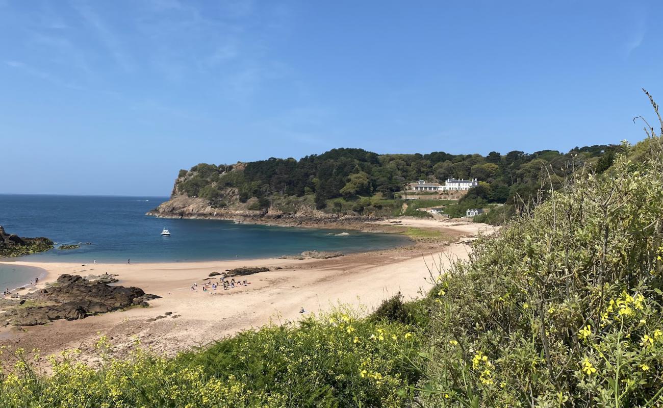 Photo de Portelet Beach avec sable lumineux de surface