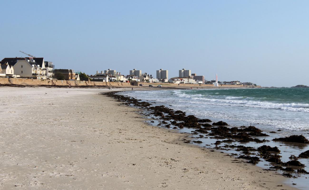 Photo de La Greve d'Azette Beach avec sable clair avec caillou de surface