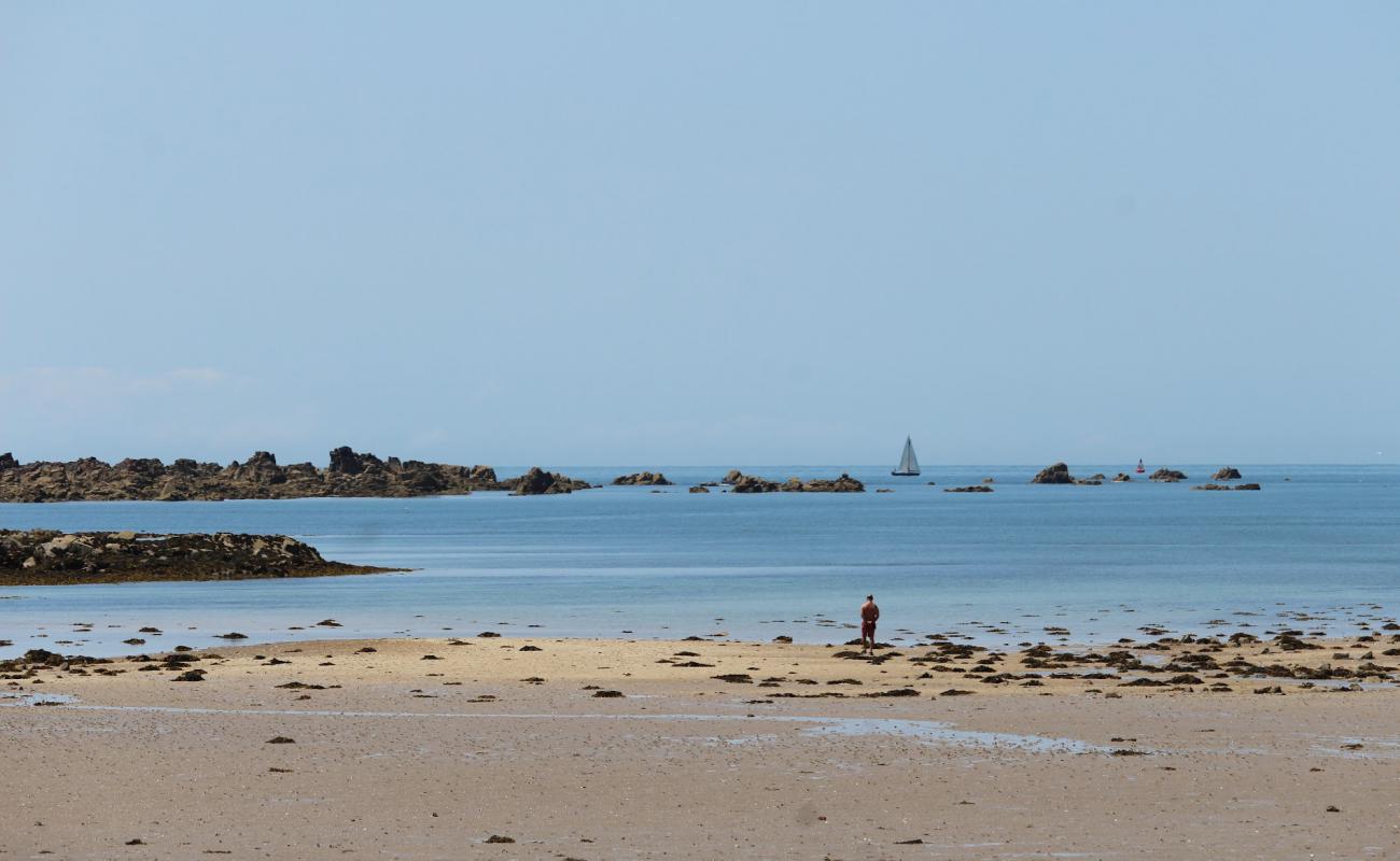 Photo de Green Island Beach avec sable beige de surface