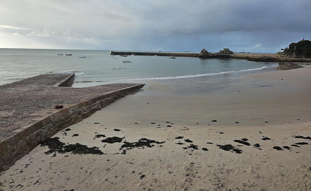 Photo de La Rocque Harbour Beach avec sable lumineux de surface