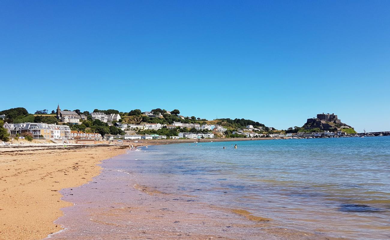 Photo de Gorey Beach avec sable beige de surface