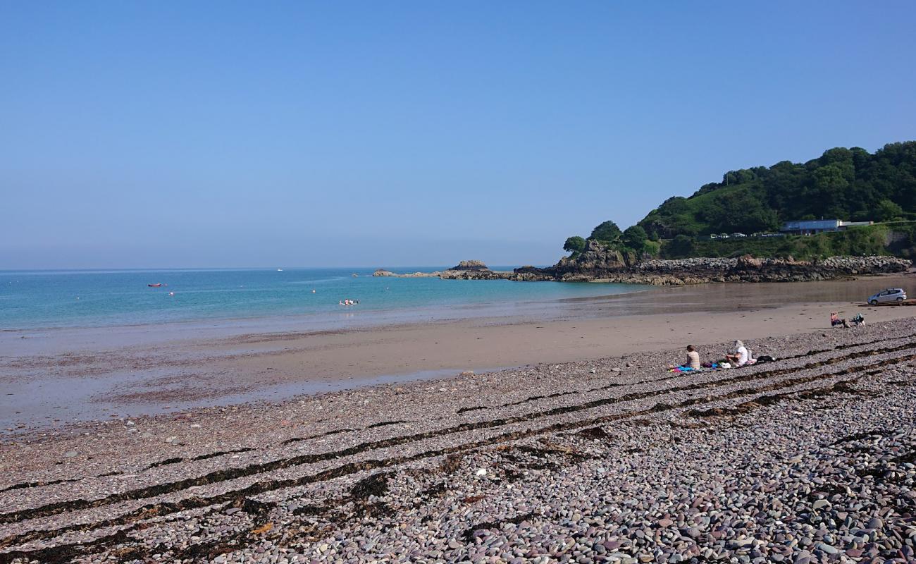 Photo de Anne Beach avec sable gris & rochers de surface