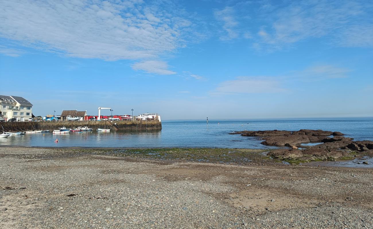 Photo de Rozel Harbour Beach avec sable gris avec caillou de surface