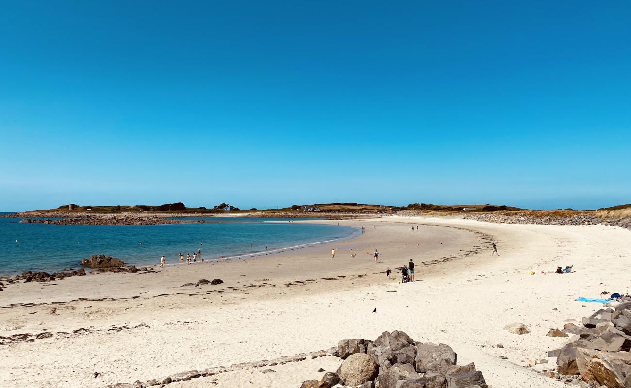 Photo de Chouet Bay avec sable beige de surface