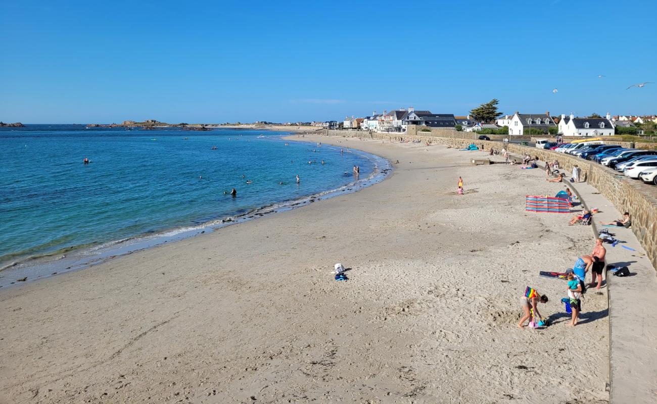 Photo de Cobo Beach avec sable beige de surface