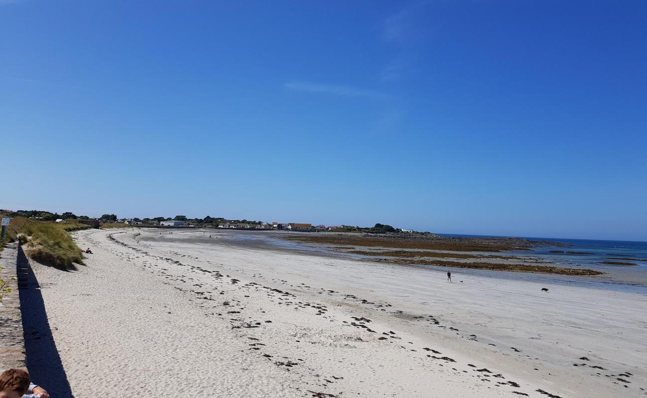 Photo de Vazon Guernsey Beach avec sable beige de surface