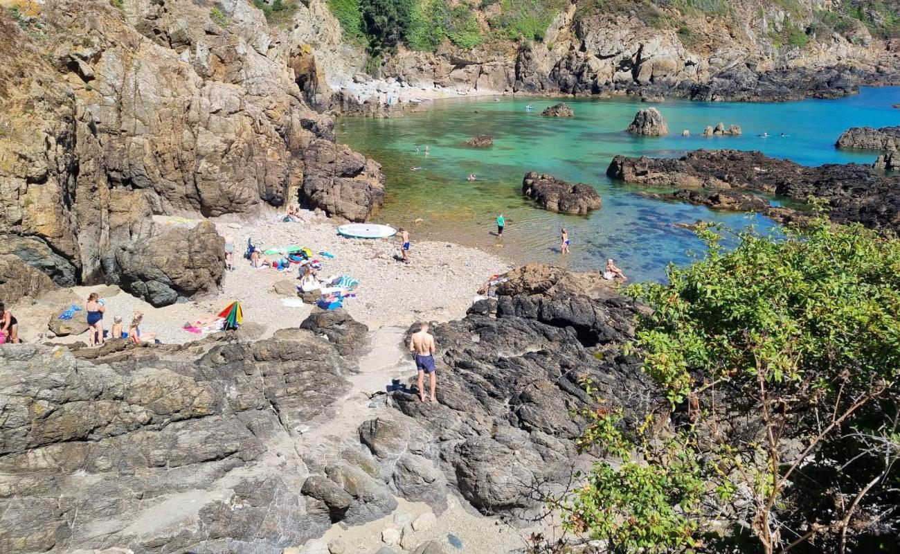 Photo de Moulin Huet Bay avec sable gris avec roches de surface