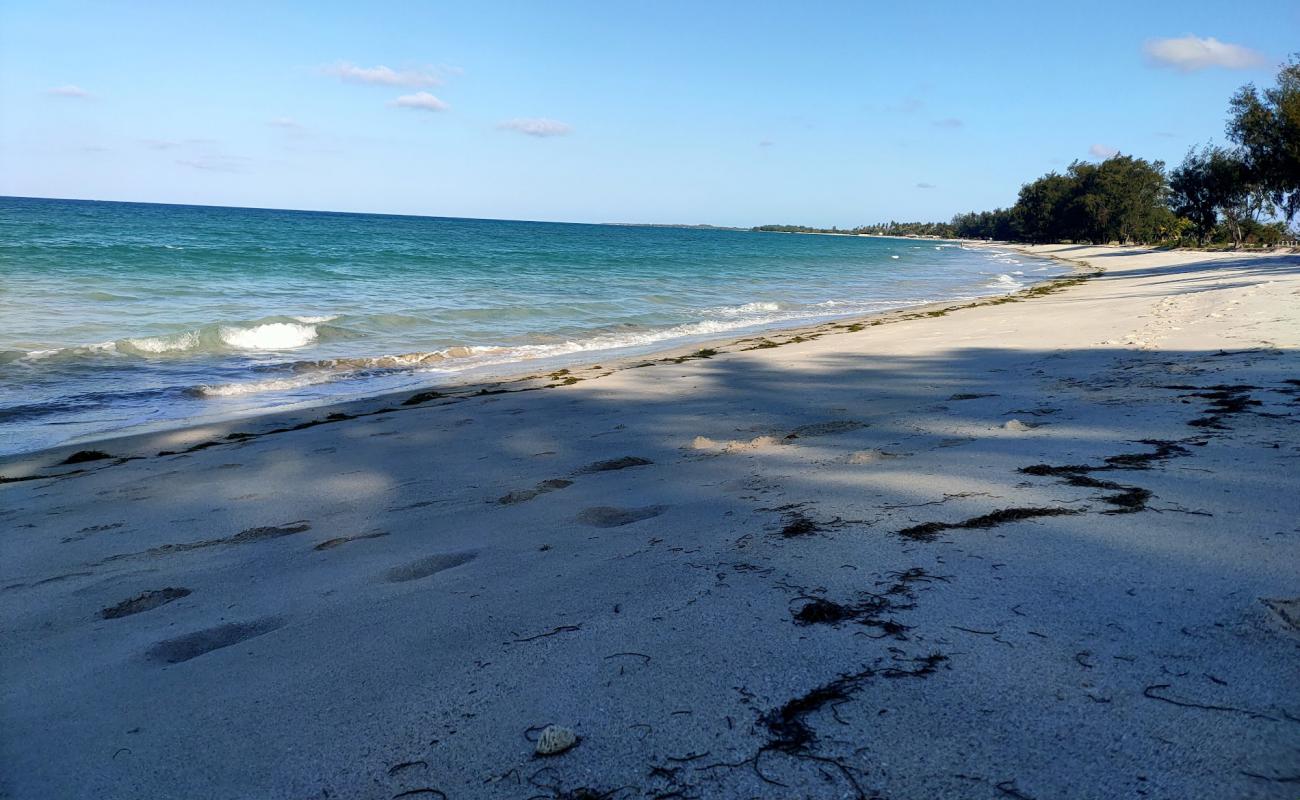 Photo de Mboamaji Beach avec sable lumineux de surface