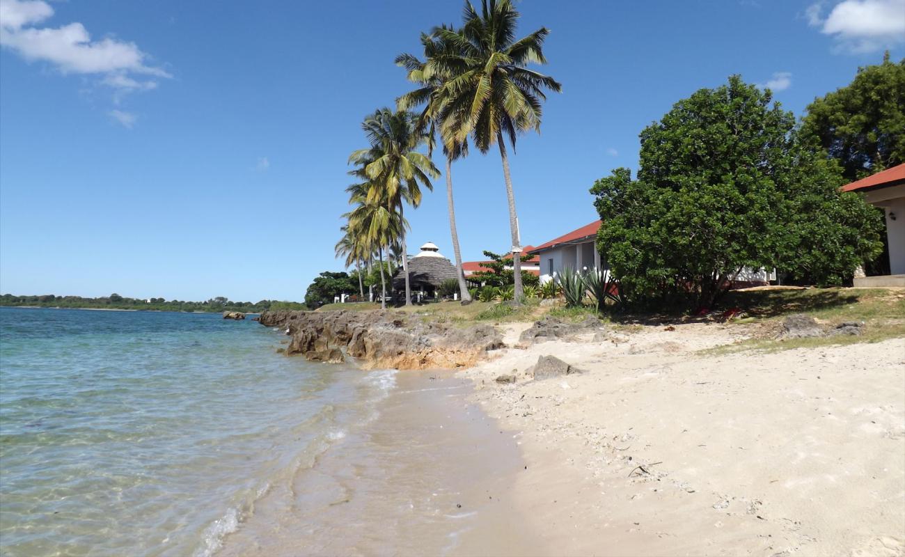 Photo de Shangani Beach avec sable lumineux de surface