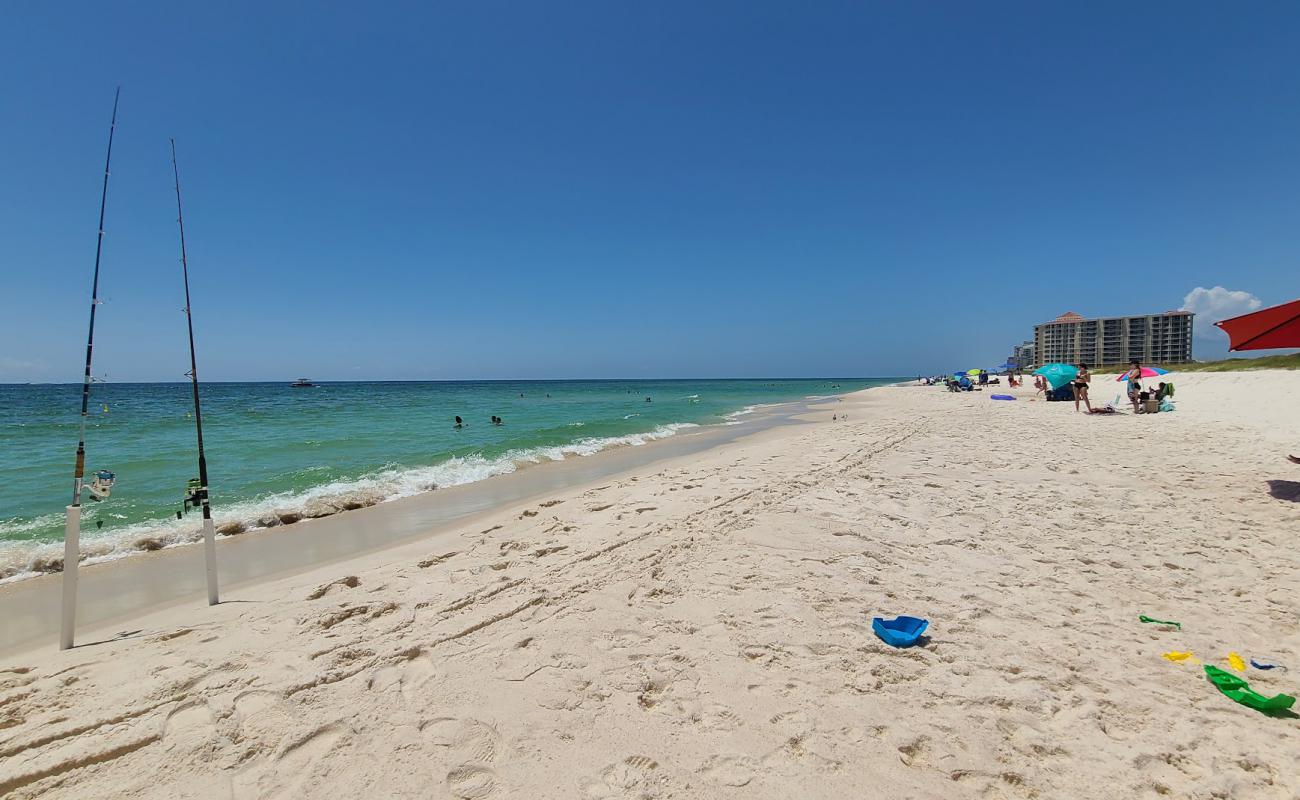 Photo de Johnson's Beach avec sable fin blanc de surface