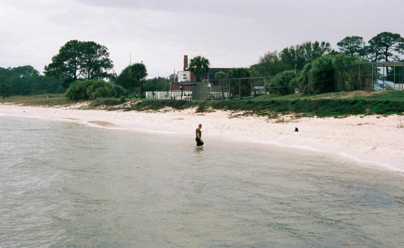 Photo de Mustin Beach avec sable fin blanc de surface