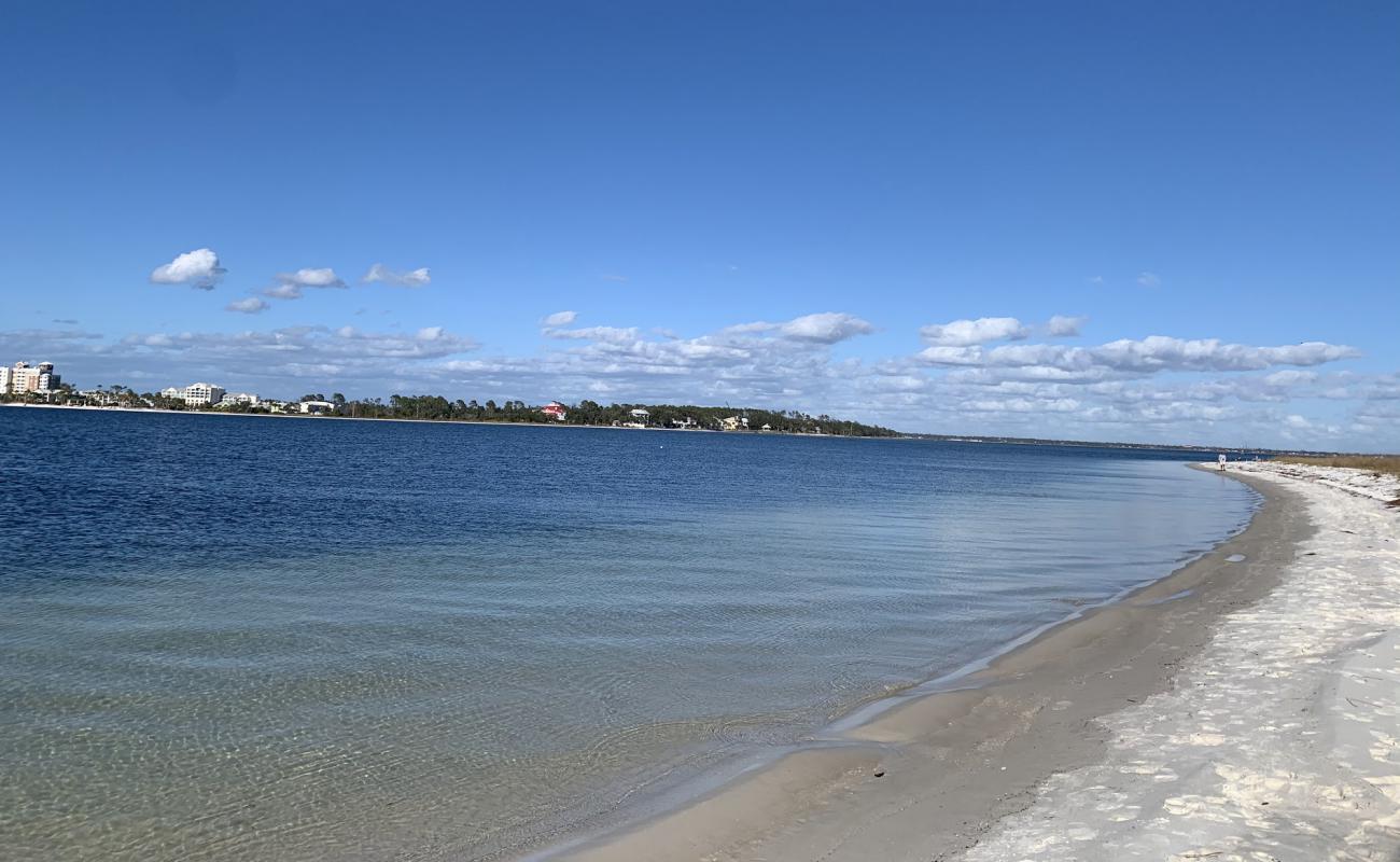 Photo de Sandy Point Beach avec sable blanc de surface