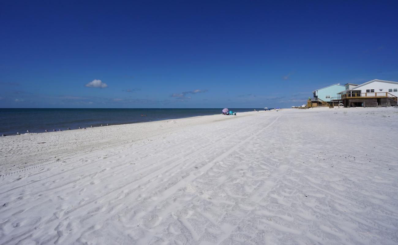 Photo de Gulf Pines beach avec sable fin blanc de surface