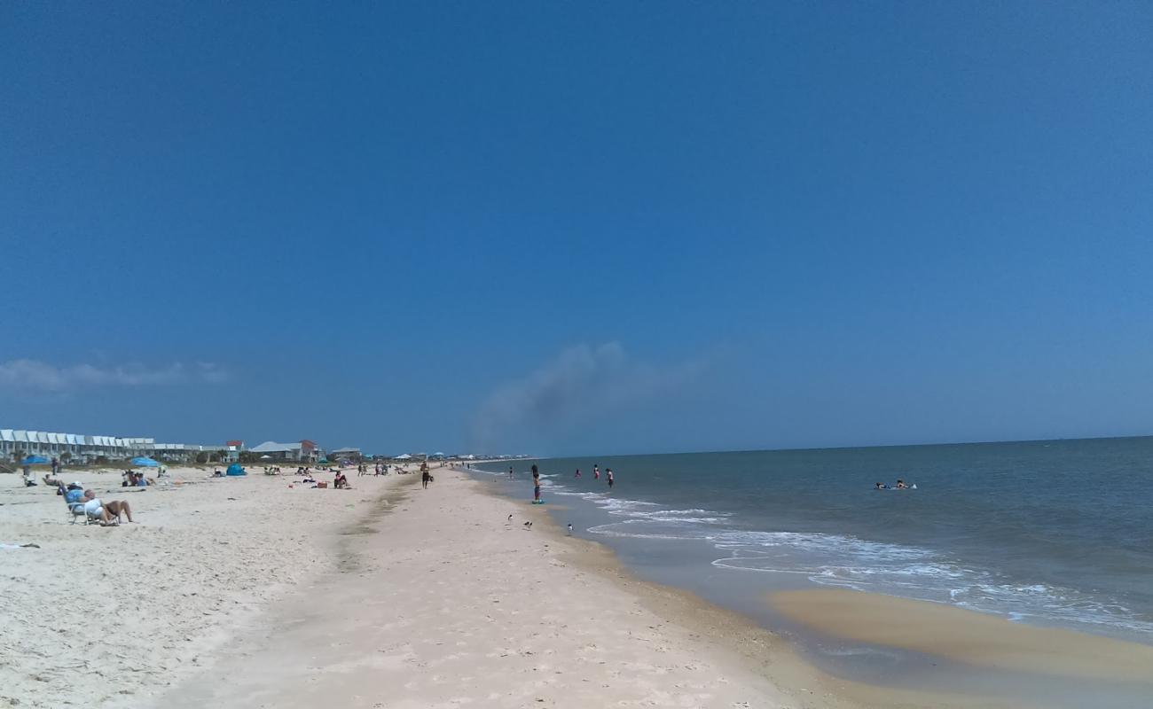 Photo de St. George Lighthouse Beach avec sable blanc de surface