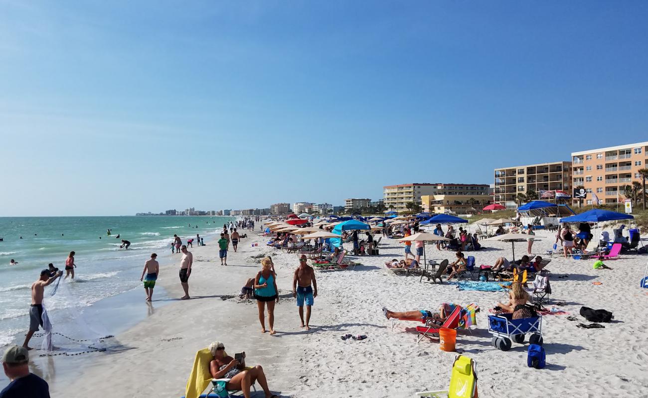 Photo de Madeira Beach avec sable blanc de surface