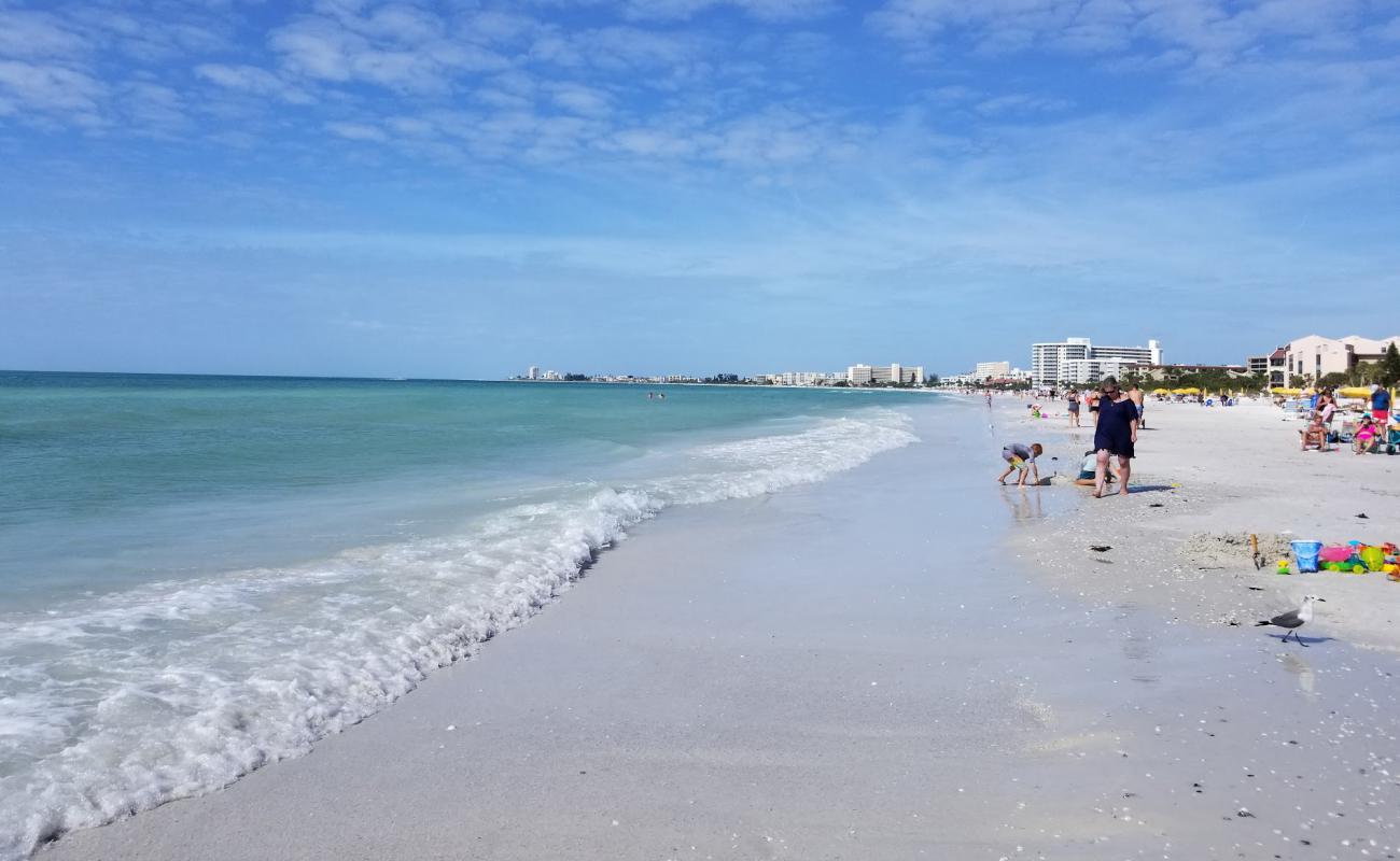 Photo de Crescent beach avec sable blanc de surface