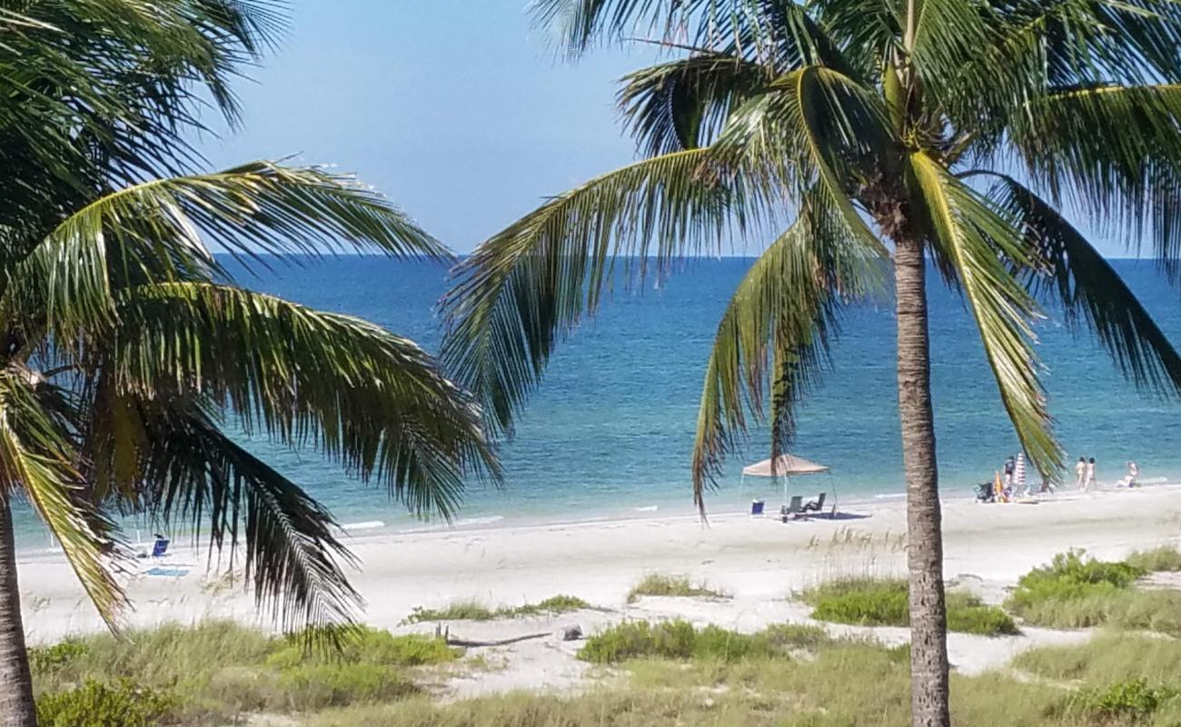 Photo de Tarpon Bay beach avec sable beige de surface