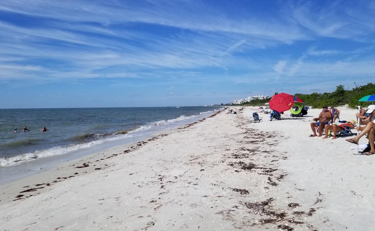 Photo de Barefoot beach avec sable blanc de surface