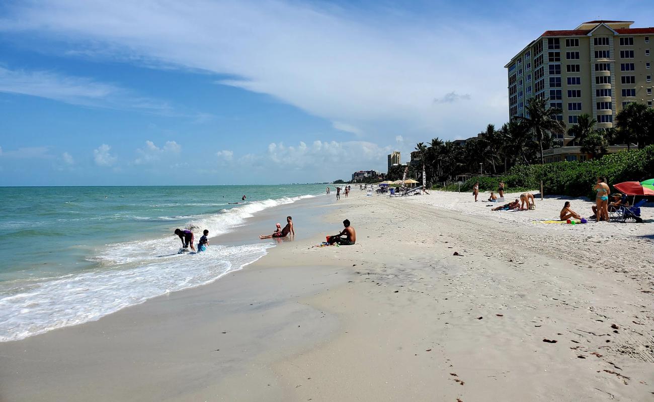 Photo de Naples beach avec sable blanc de surface