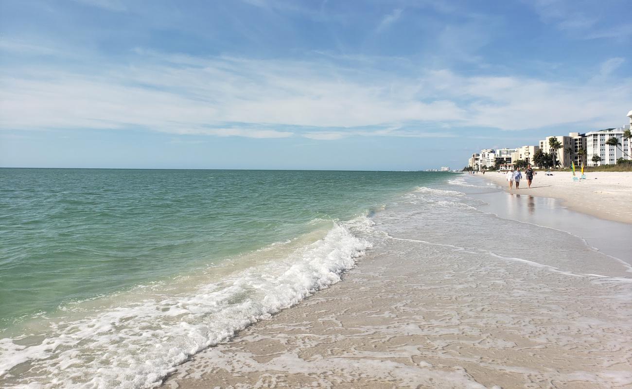 Photo de Via Miramar beach avec sable blanc de surface