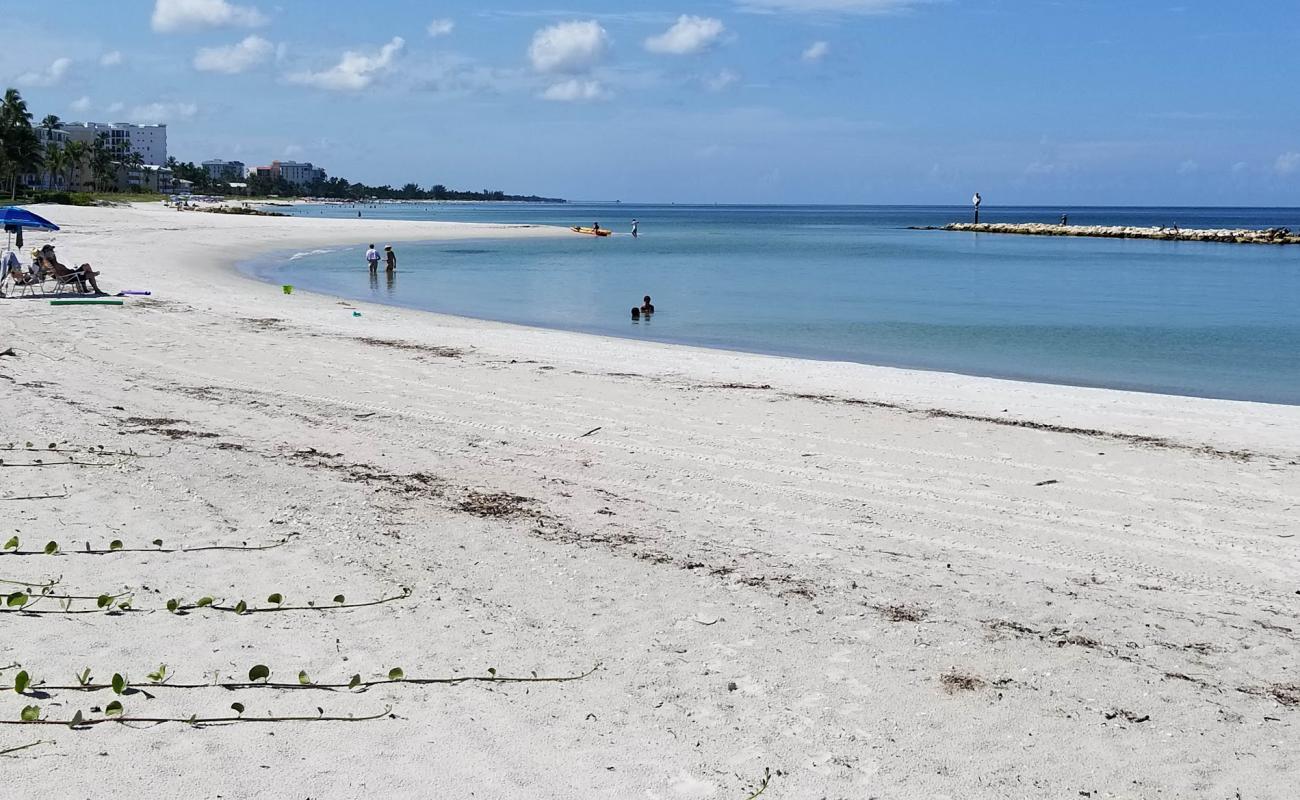 Photo de Moorings beach avec sable blanc de surface
