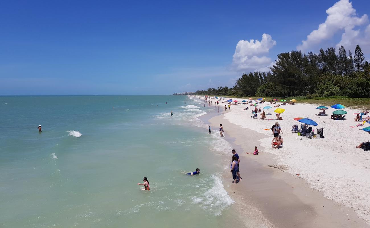 Photo de Naples beach avec sable blanc de surface