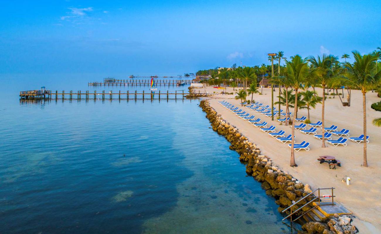 Photo de Islander beach avec surface béton pavée de surface