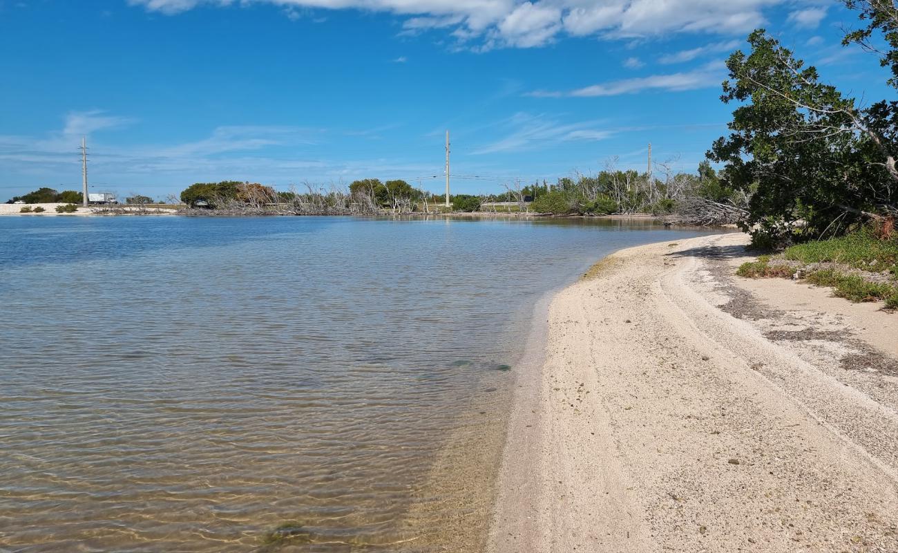 Photo de Camp Wesumkee beach avec sable gris avec roches de surface