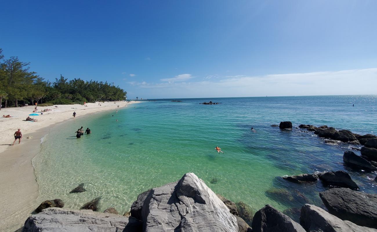 Photo de Zachary Taylor beach avec sable gris avec caillou de surface