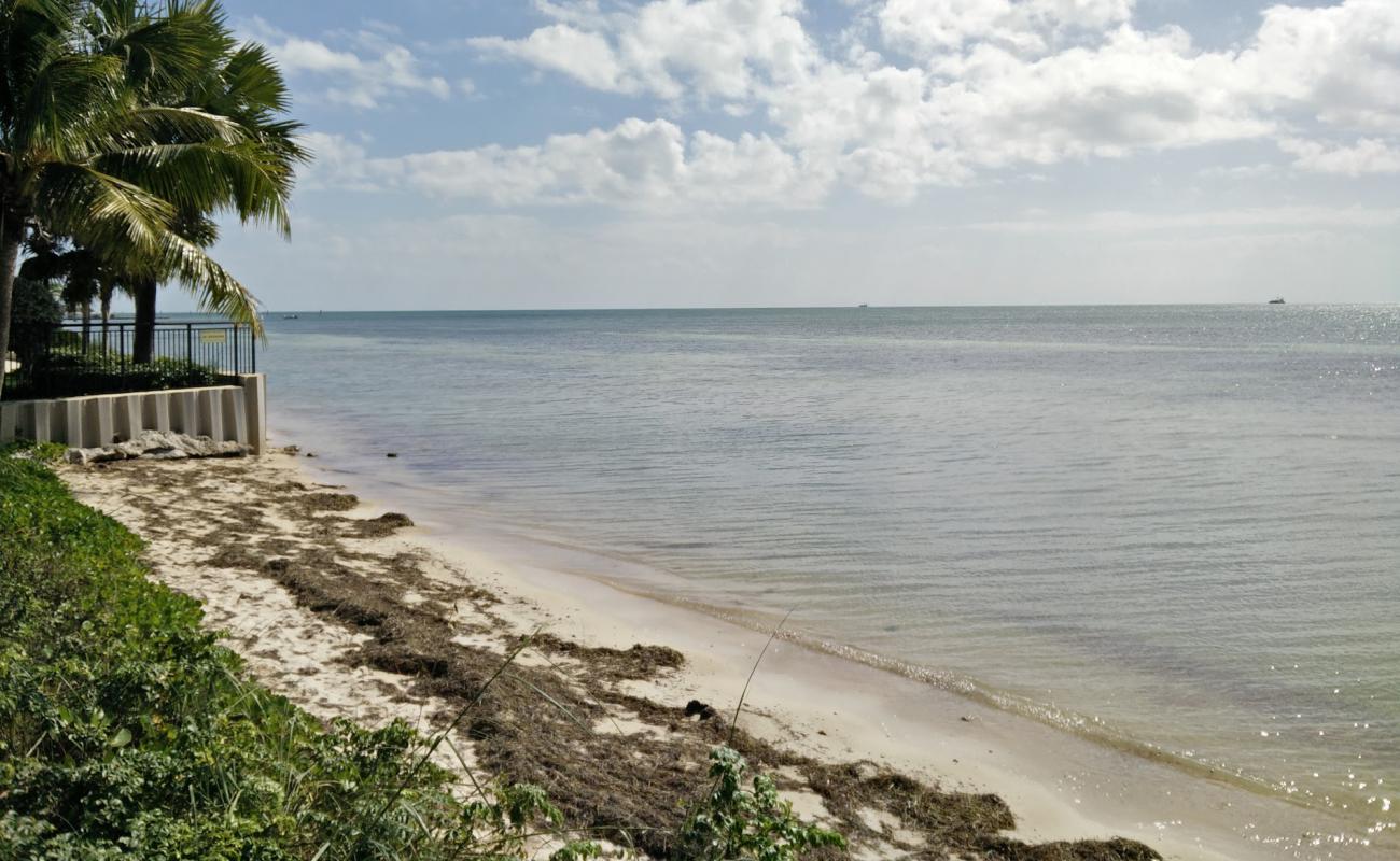 Photo de Rest beach avec sable lumineux de surface