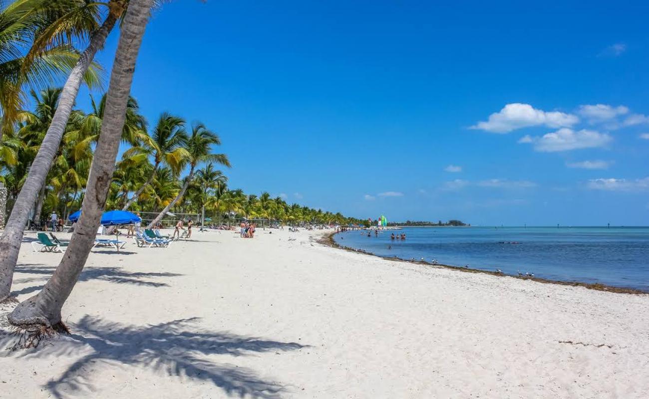 Photo de Smathers beach avec sable blanc de surface