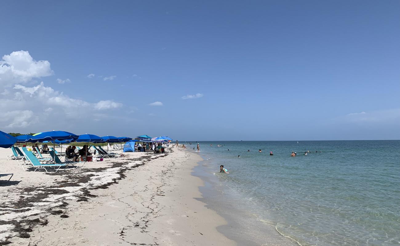 Photo de Cape Florida beach avec sable lumineux de surface