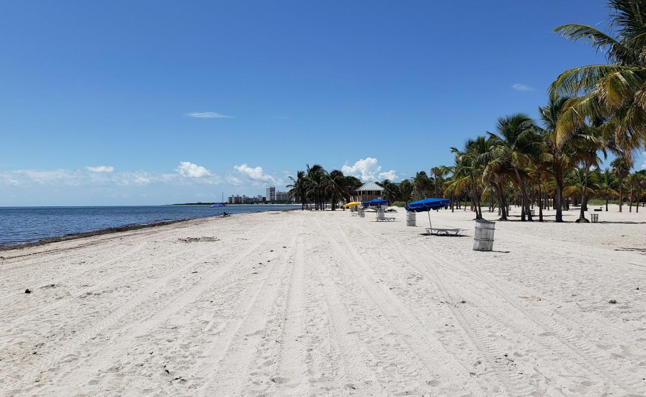 Photo de Crandon beach avec sable beige de surface