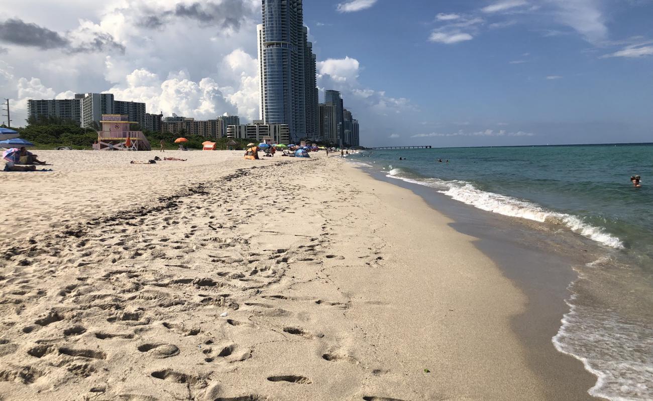 Photo de Haulover beach avec sable coquillier lumineux de surface