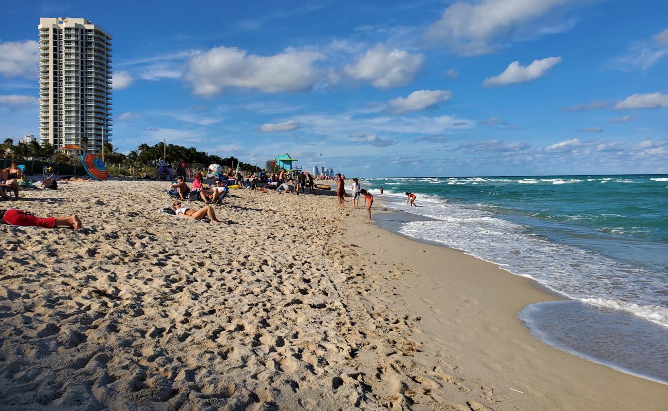 Photo de Haulover Nude beach avec sable coquillier lumineux de surface