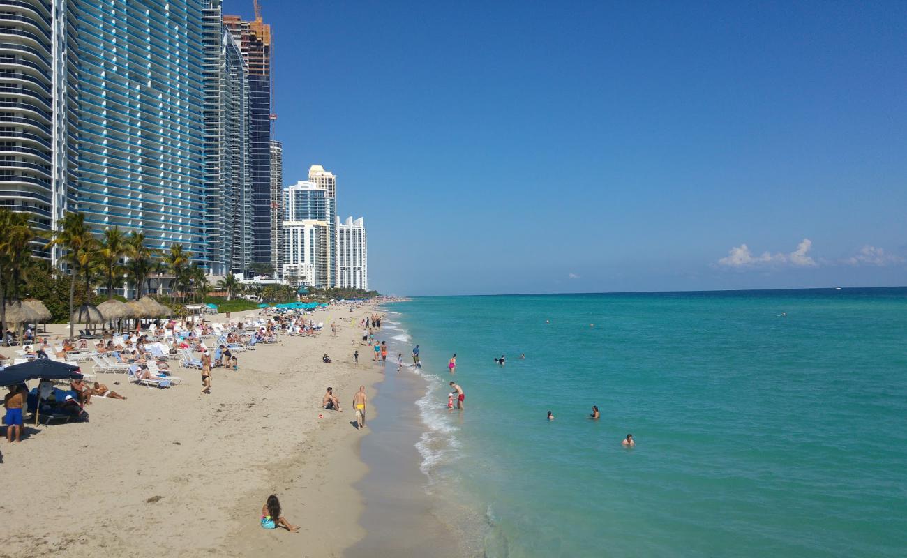 Photo de Plage de Sunny Isles avec sable coquillier lumineux de surface