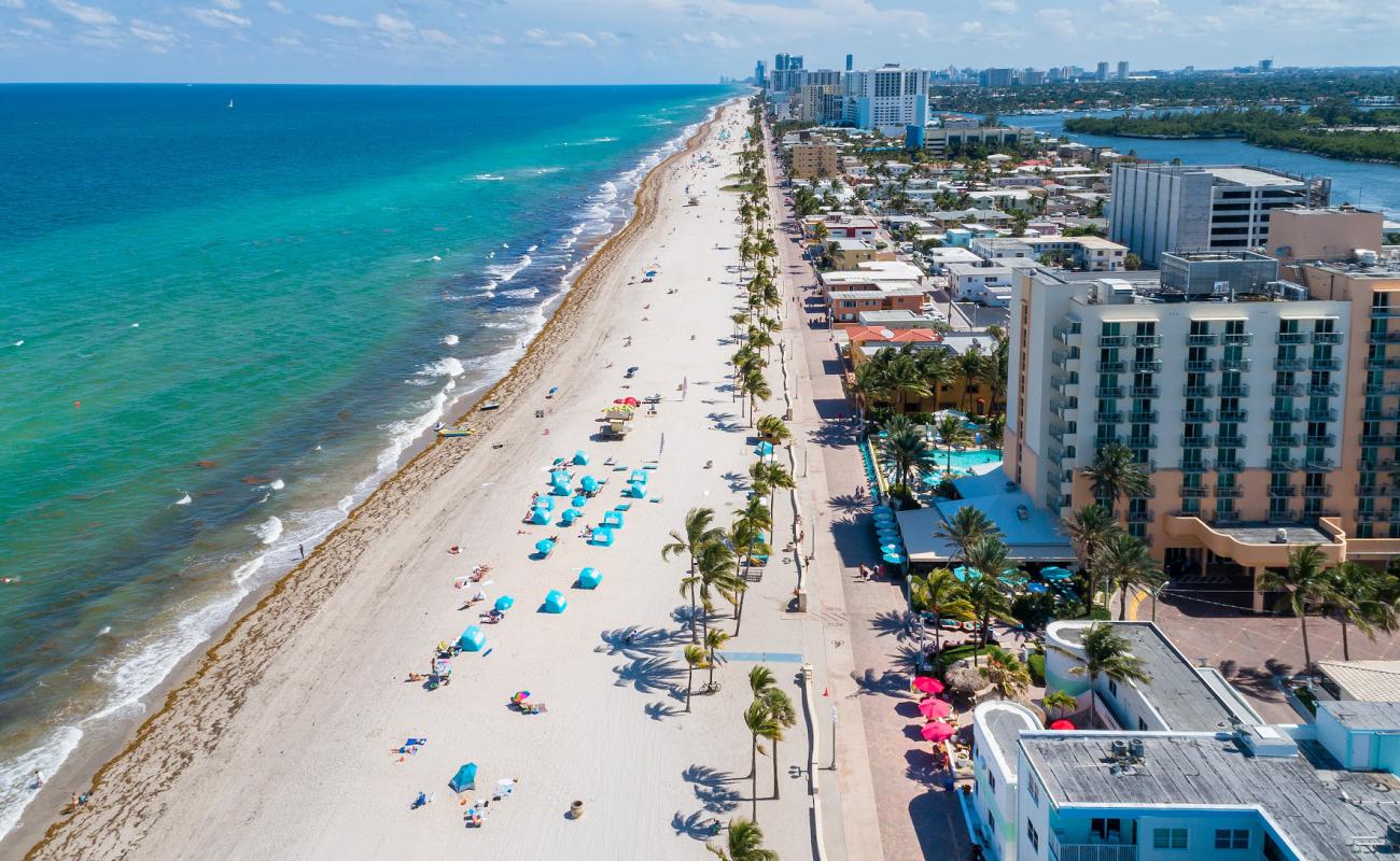 Photo de Hollywood beach avec sable lumineux de surface