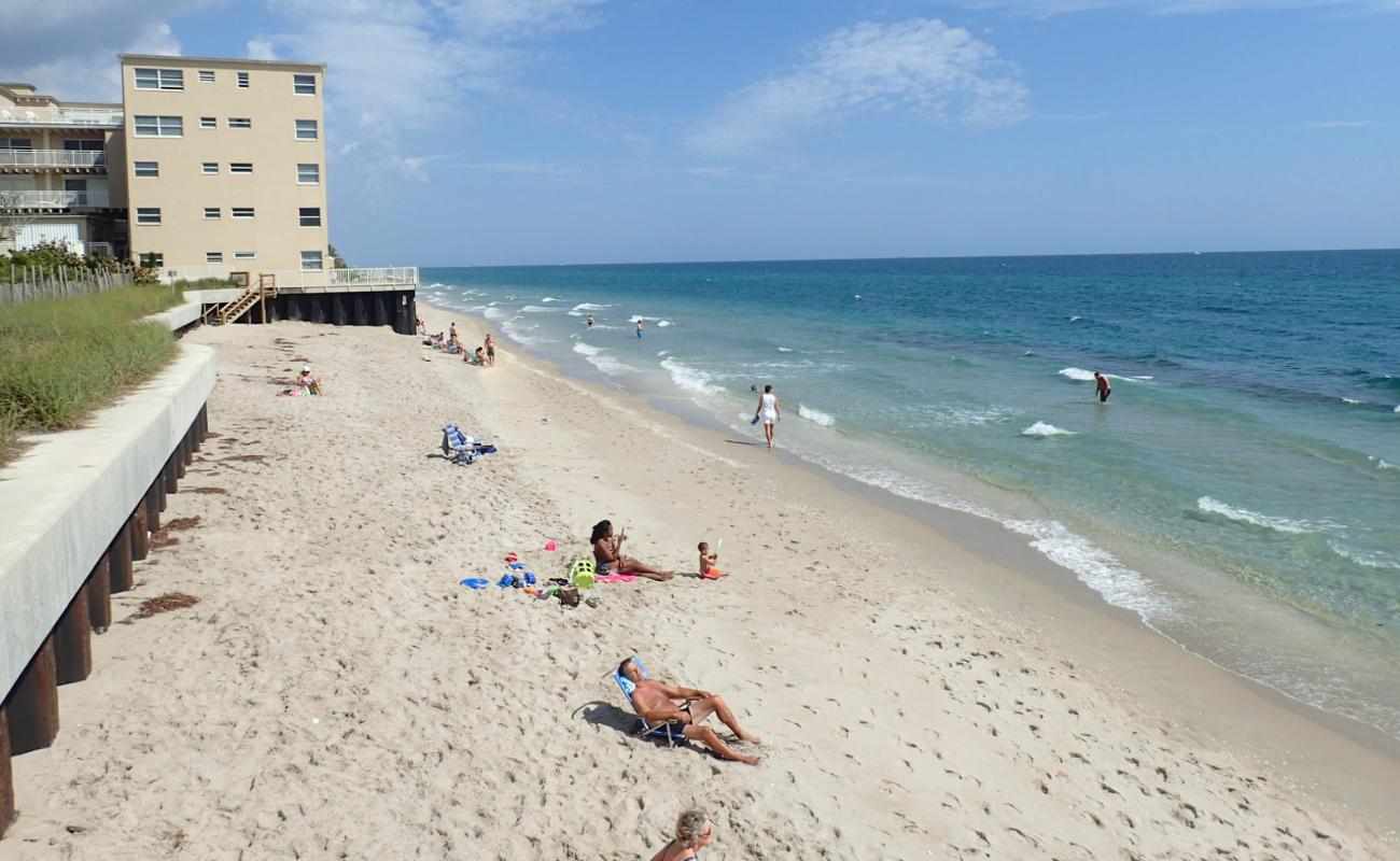 Photo de Lantana Municipal beach avec sable beige de surface